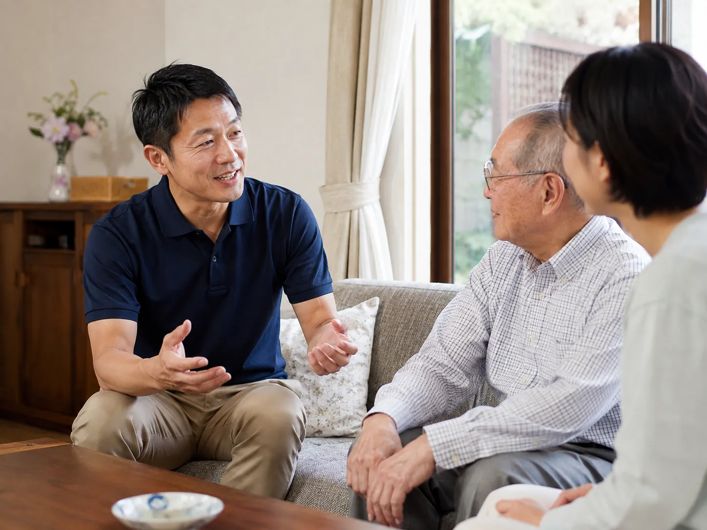 代表が利用者、ご家族と話す様子