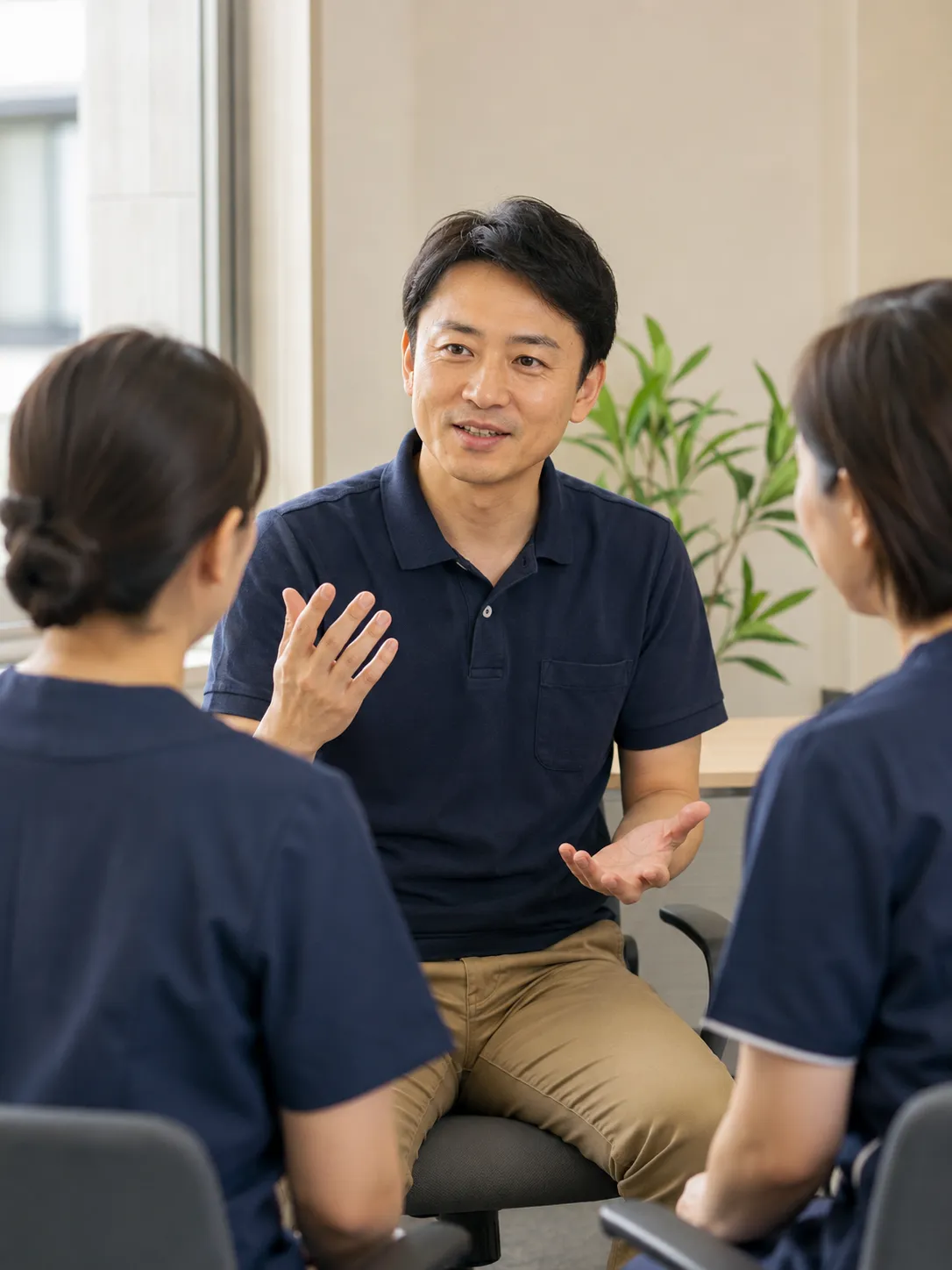 代表がスタッフとカンファレンスをする様子