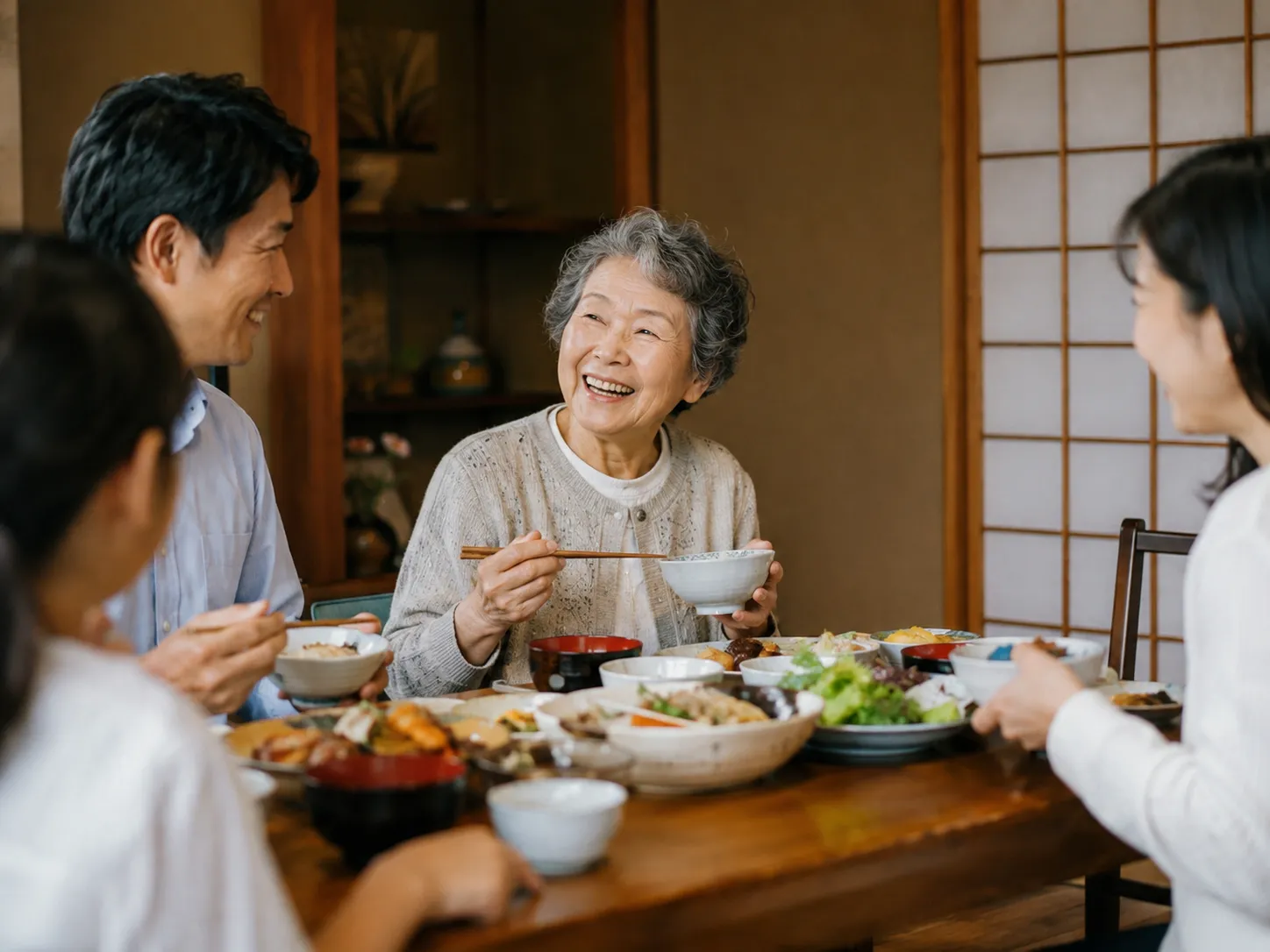 家族と食卓を囲む利用者