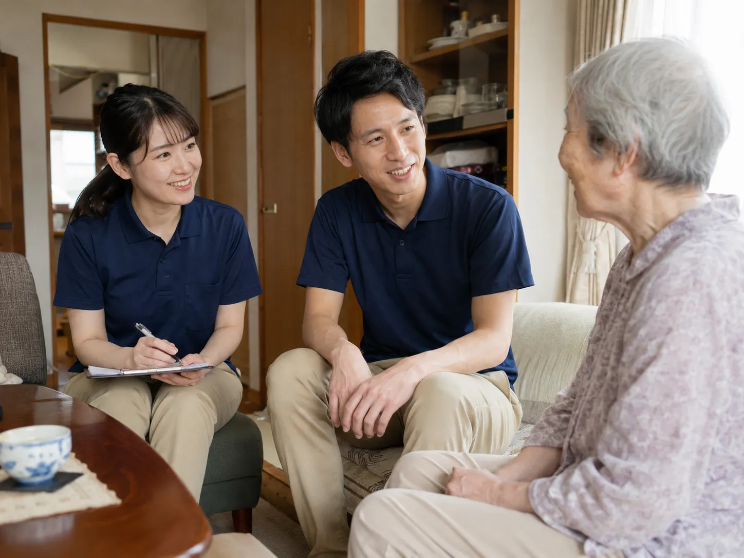 看護師と理学療法士が一緒に利用者宅を訪問している場面